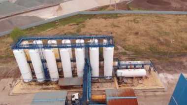 Atıksu arıtma tesisi, kanalizasyon arıtma tesisinde su geri dönüşümü, havadan görünüm. Ekoloji
