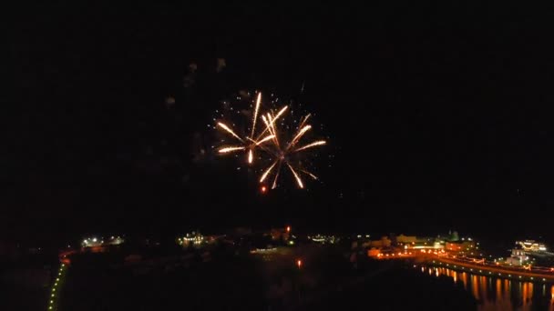 Feuerwerk über der Stadt. Luftaufnahmen aus der Drohne — Stockvideo