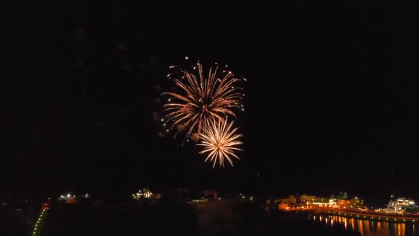 Feuerwerk über der Stadt. Luftaufnahmen aus der Drohne — Stockvideo