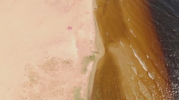 Песчаный пляж с видом на птичий глаз — стоковое видео