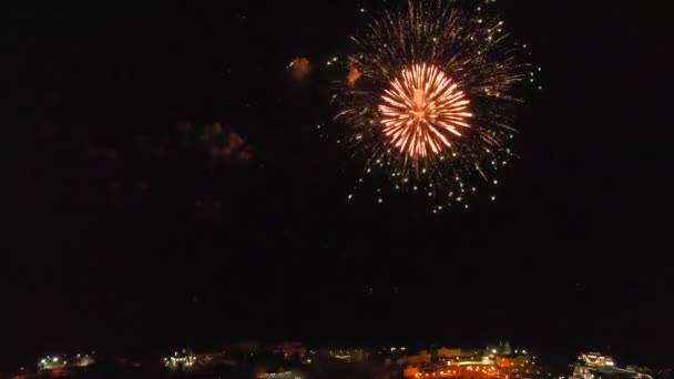Fogos de artifício sobre a cidade. Tiro de ar do drone — Vídeo de Stock