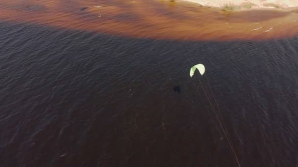 La gente en el río en el verano se dedicaba al kitesurf. Deporte extremo — Vídeos de Stock