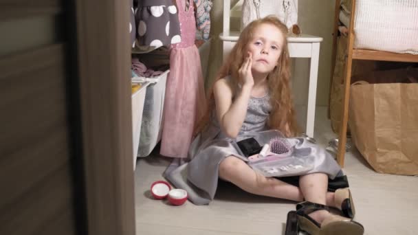 Beautiful little girl puts makeup on face. Fashionable children. — Stock Video