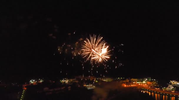 Fuegos artificiales sobre la ciudad. Disparos de aire desde el dron — Vídeos de Stock
