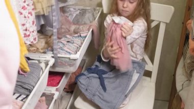 Ev gardırobundaki güzel küçük kız. Moda çocuklar