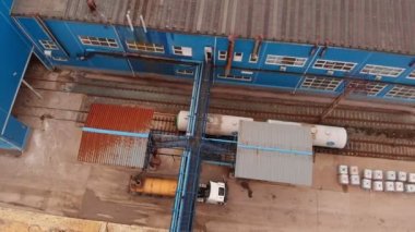 Atıksu arıtma tesisi, kanalizasyon arıtma tesisinde su geri dönüşümü, havadan görünüm. Ekoloji