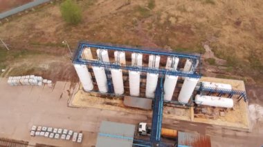 Atıksu arıtma tesisi, kanalizasyon arıtma tesisinde su geri dönüşümü, havadan görünüm. Ekoloji