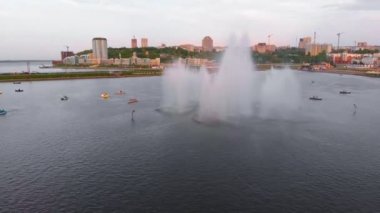 Gün batımında yüksek çeşmeler. İhA'dan hava atışı