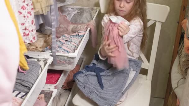 Hermosa niña en el armario del hogar. Niños de moda — Vídeos de Stock