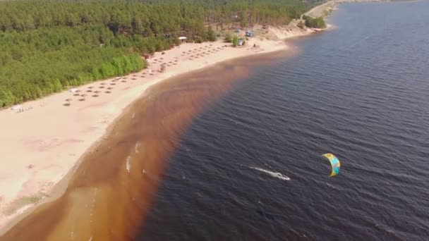 People on the river in the summer engaged in kitesurfing. Extreme sport — Stock Video