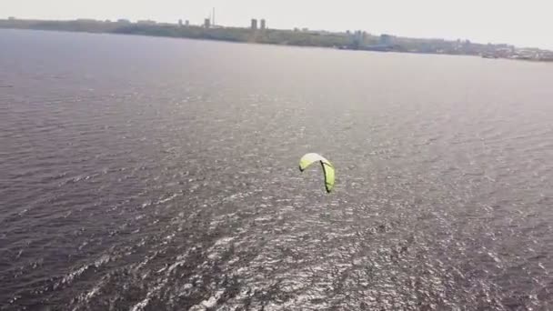 People on the river in the summer engaged in kitesurfing. Extreme sport — Stock Video