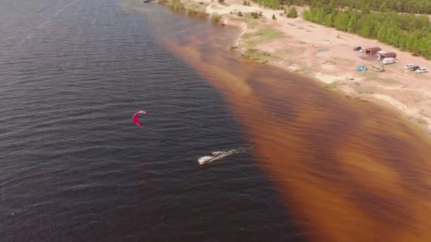 Mensen op de rivier in de zomer bezig met kitesurfen. Extreme sport — Stockvideo