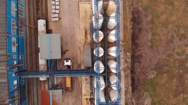 Impianto di trattamento acque reflue, riciclo acque presso l'impianto di trattamento acque reflue, vista aerea. Ecologia — Video Stock
