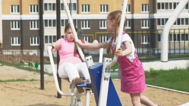 Tonåring flicka på den öppna platsen med träningsutrustning. hälsosam livsstil — Stockvideo