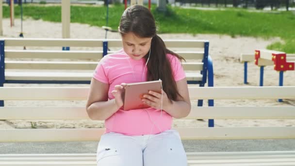 Teen girl utilizza tablet per computer all'aperto — Video Stock