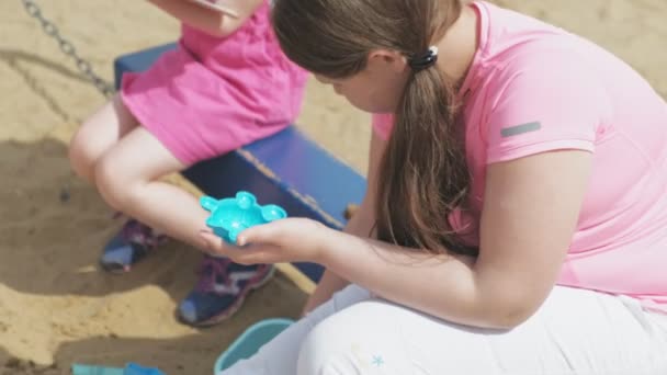 Les enfants utilisent une tablette d'ordinateur, marchent sur l'aire de jeux — Video