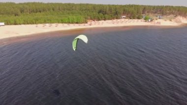 Yaz aylarında nehirde insanlar kitesurf yapan. Ekstrem sporlar