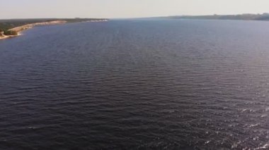 Yaz aylarında nehirde insanlar kitesurf yapan. Ekstrem sporlar