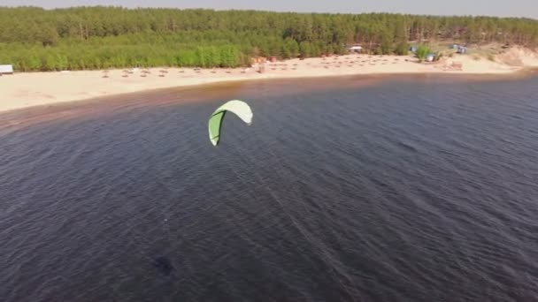 Mensen op de rivier in de zomer bezig met kitesurfen. Extreme sport — Stockvideo