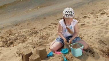 Güneşli bir günde nehir kıyısında ki sahilde oynayan çocuklar