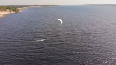 Yaz aylarında nehirde insanlar kitesurf yapan. Ekstrem sporlar