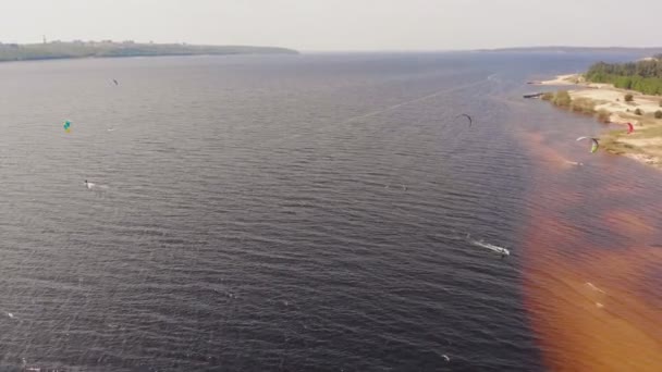 夏天河上的人从事风筝冲浪。极限运动 — 图库视频影像