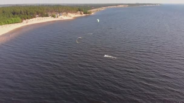 Les gens sur la rivière en été se livrent au kitesurf. Sport extrême 