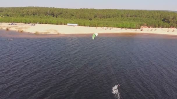 Les gens sur la rivière en été se livrent au kitesurf. Sport extrême 