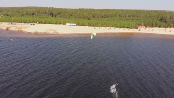 Az emberek a folyón a nyári foglalkozó kitesurfing. Extrém sportok — Stock videók