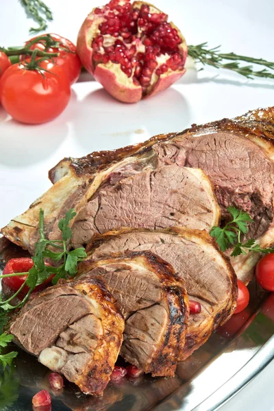 Scheibe gebackenes rotes Fleisch. schöne Serviergerichte — Stockfoto