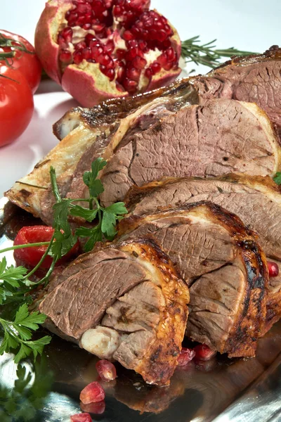 Rebanada de carne roja al horno. Hermosos platos para servir — Foto de Stock