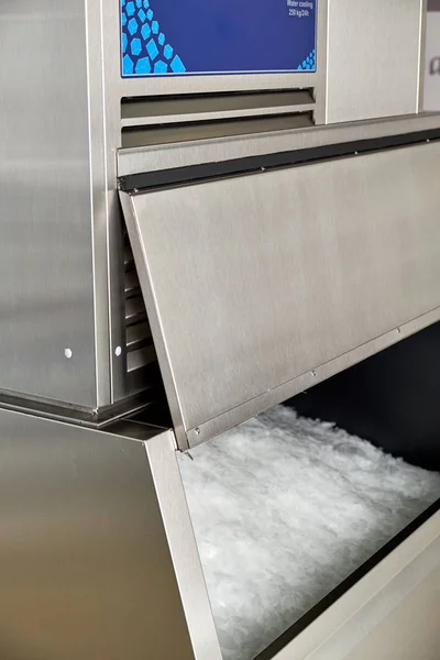 Endüstriyel buz üreticisi. Yemek zinciri. Profesyonel mutfak ekipmanları