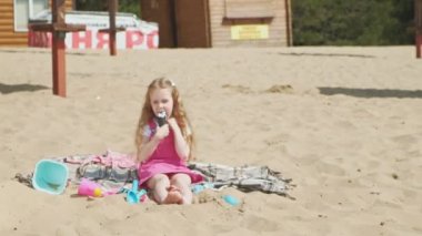 Kız dondurma yiyor ve açık havada köpek besler.