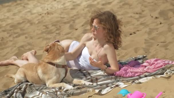 Młoda kobieta na brzegu rzeki jest jedzenie lody. Rekreacja na świeżym powietrzu — Wideo stockowe