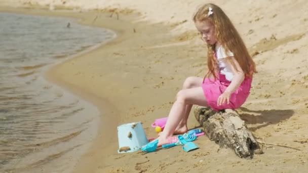 Dzieci bawią się na plaży nad rzeką w słoneczny dzień — Wideo stockowe