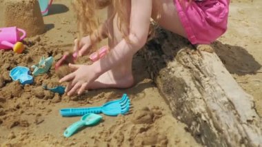 Güneşli bir günde nehir kıyısında ki sahilde oynayan çocuklar