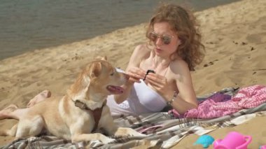 Nehrin kıyısında genç bir kadın dondurma yiyor. Açık hava rekreasyon