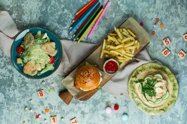 Restoranda çocuk menüsü. Yukarıdan görüntüle