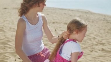 Annem kızını dışarıda fırçalıyor, yaz.