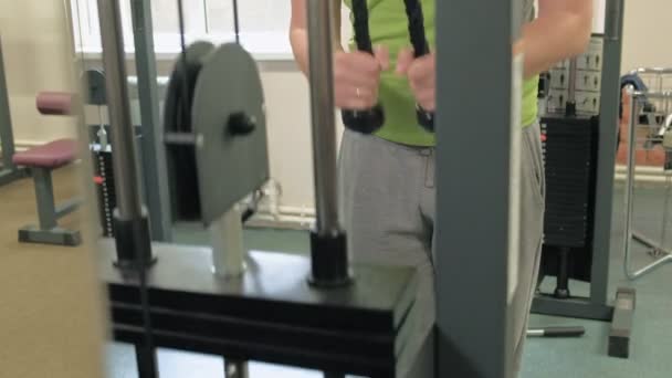 Man doet triceps oefeningen in de sportschool — Stockvideo