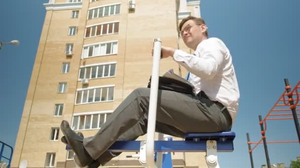 Empresario en un campo de deportes al aire libre. El concepto de un estilo de vida saludable . — Vídeo de stock