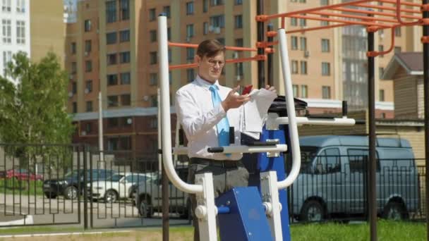 Uomo d'affari su un campo sportivo all'aperto. Il concetto di uno stile di vita sano . — Video Stock