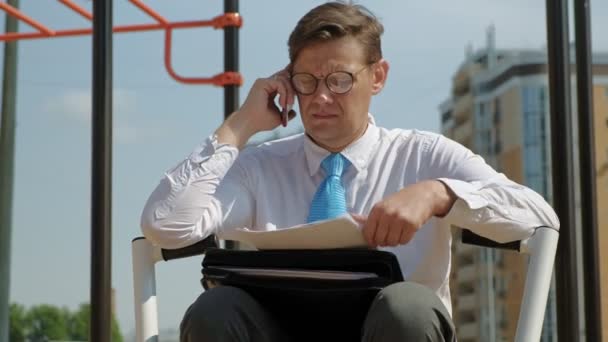 Empresario en un campo de deportes al aire libre. El concepto de un estilo de vida saludable . — Vídeos de Stock