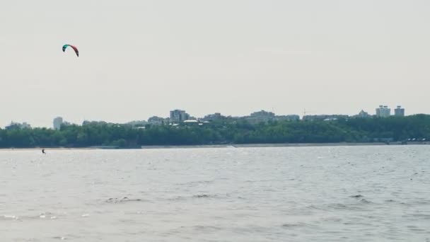 La gente en el río en el verano se dedicaba al kitesurf. Deporte extremo — Vídeos de Stock