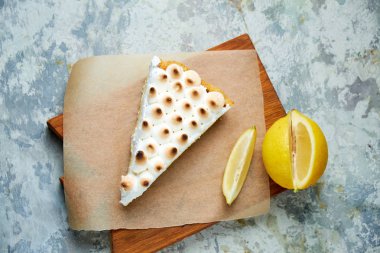 Limonlu tart. Gri dokulu arka plan. Güzel servis yemekleri. Tatlı. Besin zinciri