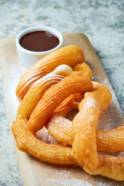 Churos İspanyol tatlısı. Gri dokulu arka plan. Güzel servis yemekleri. Tatlı. Besin zinciri