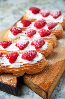 Kek eclair. Gri dokulu arka plan. Güzel servis yemekleri. Tatlı. Besin zinciri