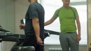 spor salonunda egzersiz bisikleti adam. Sağlıklı yaşam tarzı kavramı