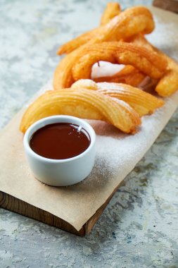 Churos İspanyol tatlısı. Gri dokulu arka plan. Güzel servis yemekleri. Tatlı. Besin zinciri