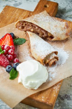 Elma strudel' ı. Gri dokulu arka plan. Güzel servis yemekleri. Tatlı. Besin zinciri